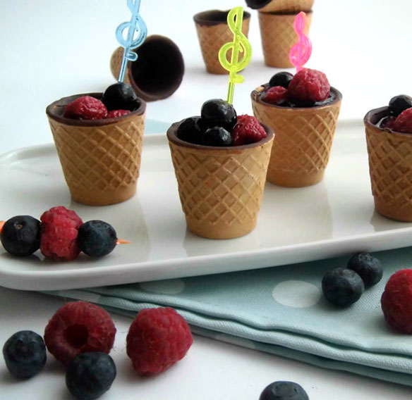 Eat and drink Chocup® with raspberries and  blueberries